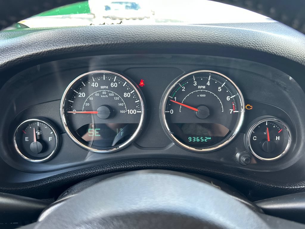Used 2015 Jeep Wrangler Unlimited Rubicon w/ Connectivity Group AWD/4WD image 9