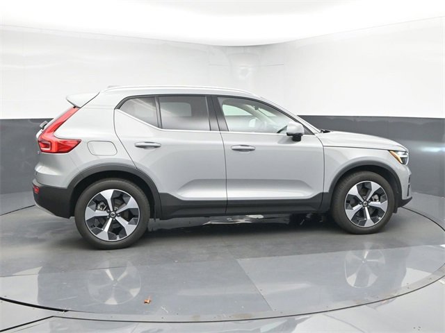 Used 2024 Volvo XC40 B5 Plus image 8