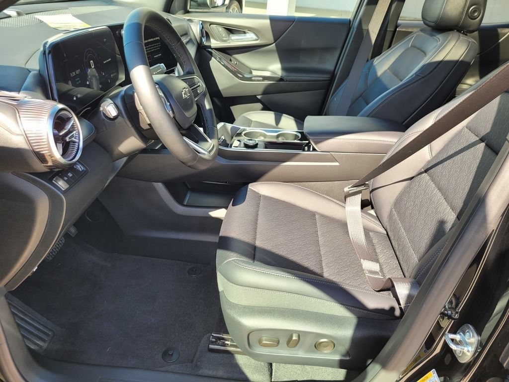 New 2026 Chevrolet Equinox LT w/ Convenience Package II FWD image 11