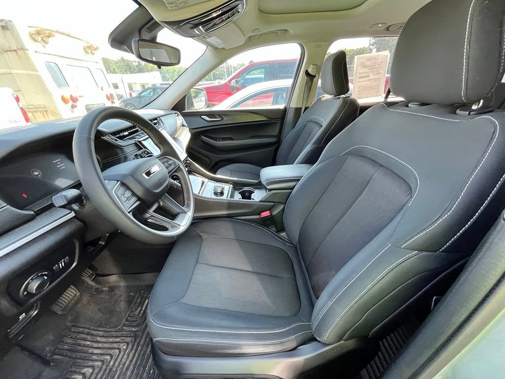 Used 2023 Jeep Grand Cherokee Laredo AWD/4WD image 9