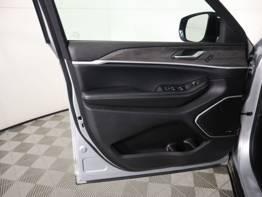 Used 2024 Jeep Grand Cherokee L Limited image 25