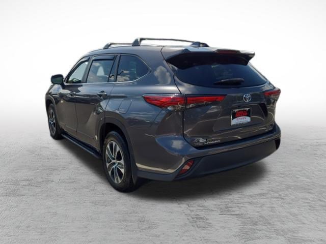 Used 2023 Toyota Highlander XLE AWD/4WD image 5