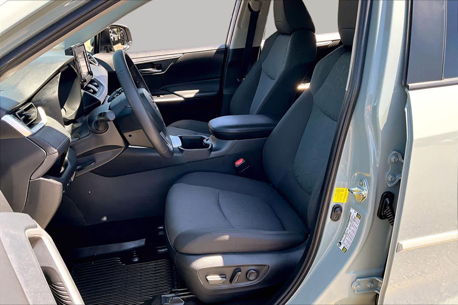 Certified 2022 Toyota RAV4 XLE w/ Convenience Package FWD image 7