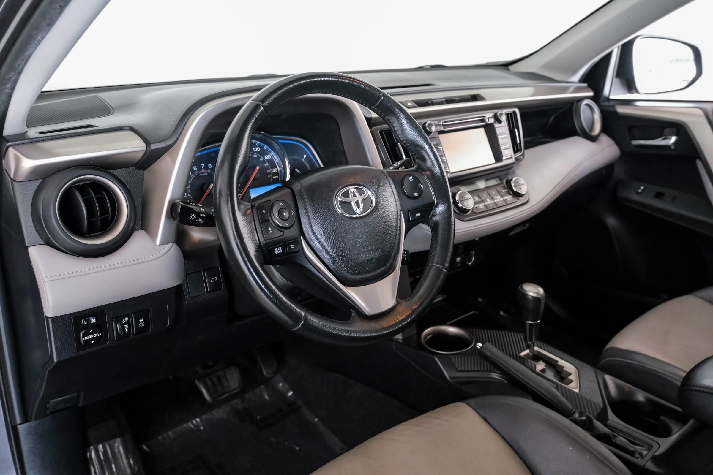 Used 2015 Toyota RAV4 Limited FWD image 2