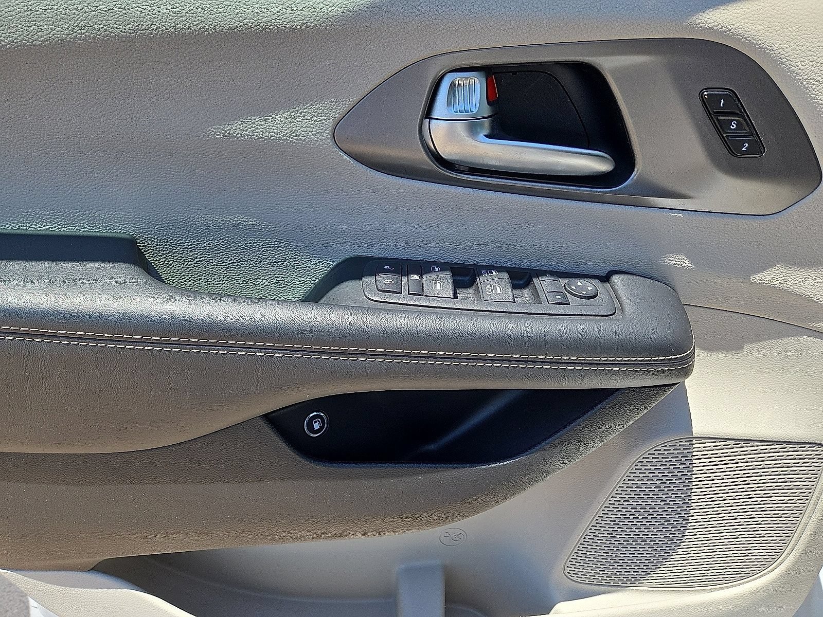 Used 2024 Chrysler Pacifica Limited FWD image 22