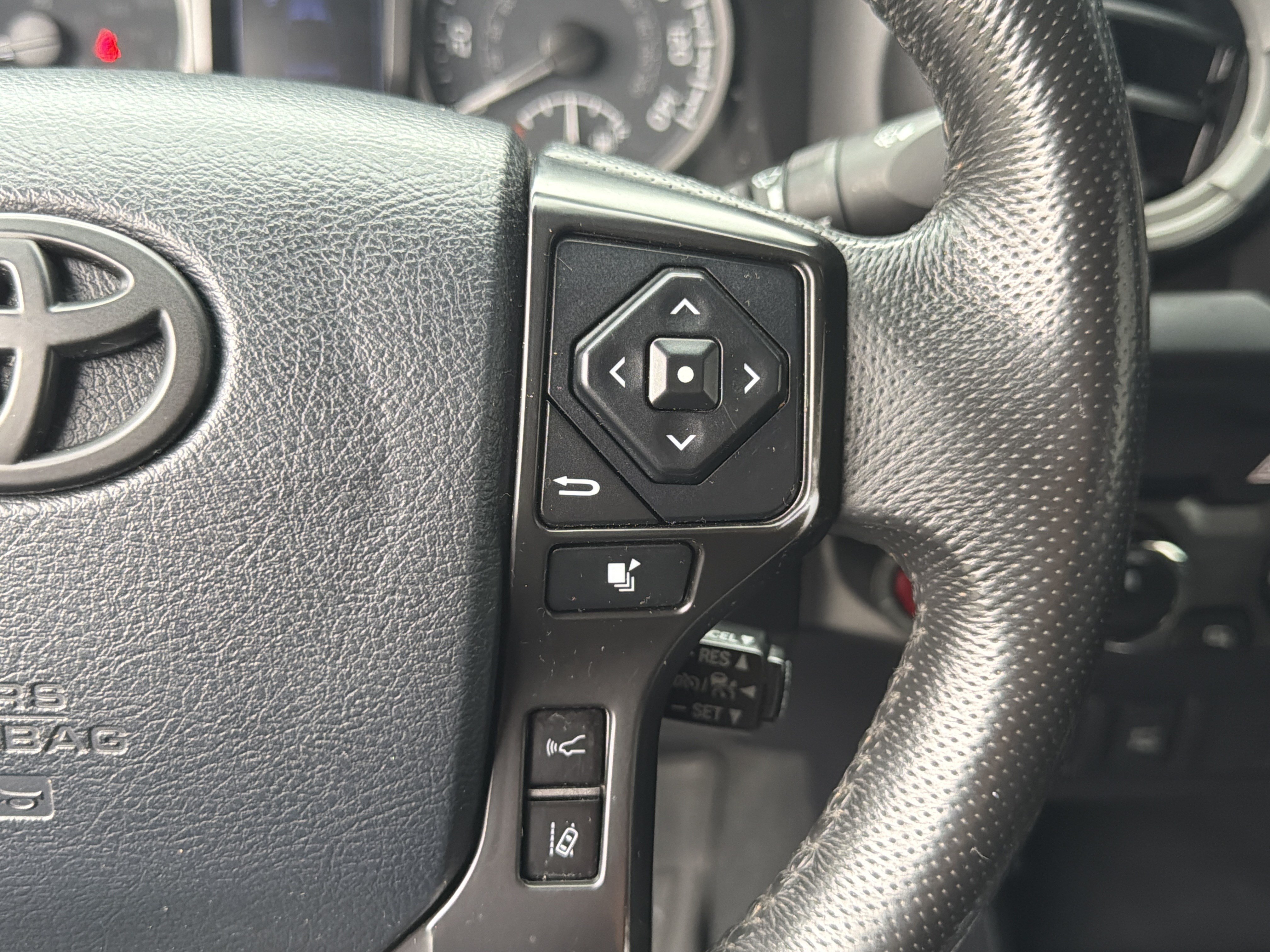 Used 2020 Toyota Tacoma TRD Off-Road AWD/4WD image 30
