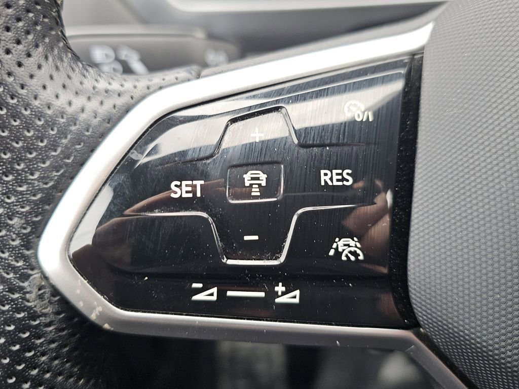 Used 2022 Volkswagen Tiguan SEL R-Line image 18
