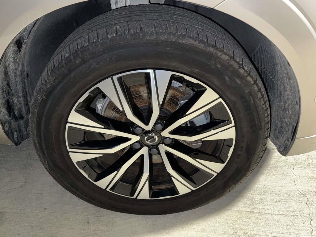 Used 2025 Volvo XC60 B5 Plus AWD/4WD image 5