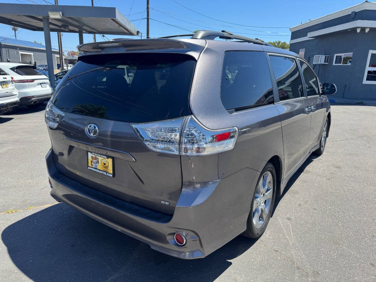 Used 2014 Toyota Sienna SE FWD image 7