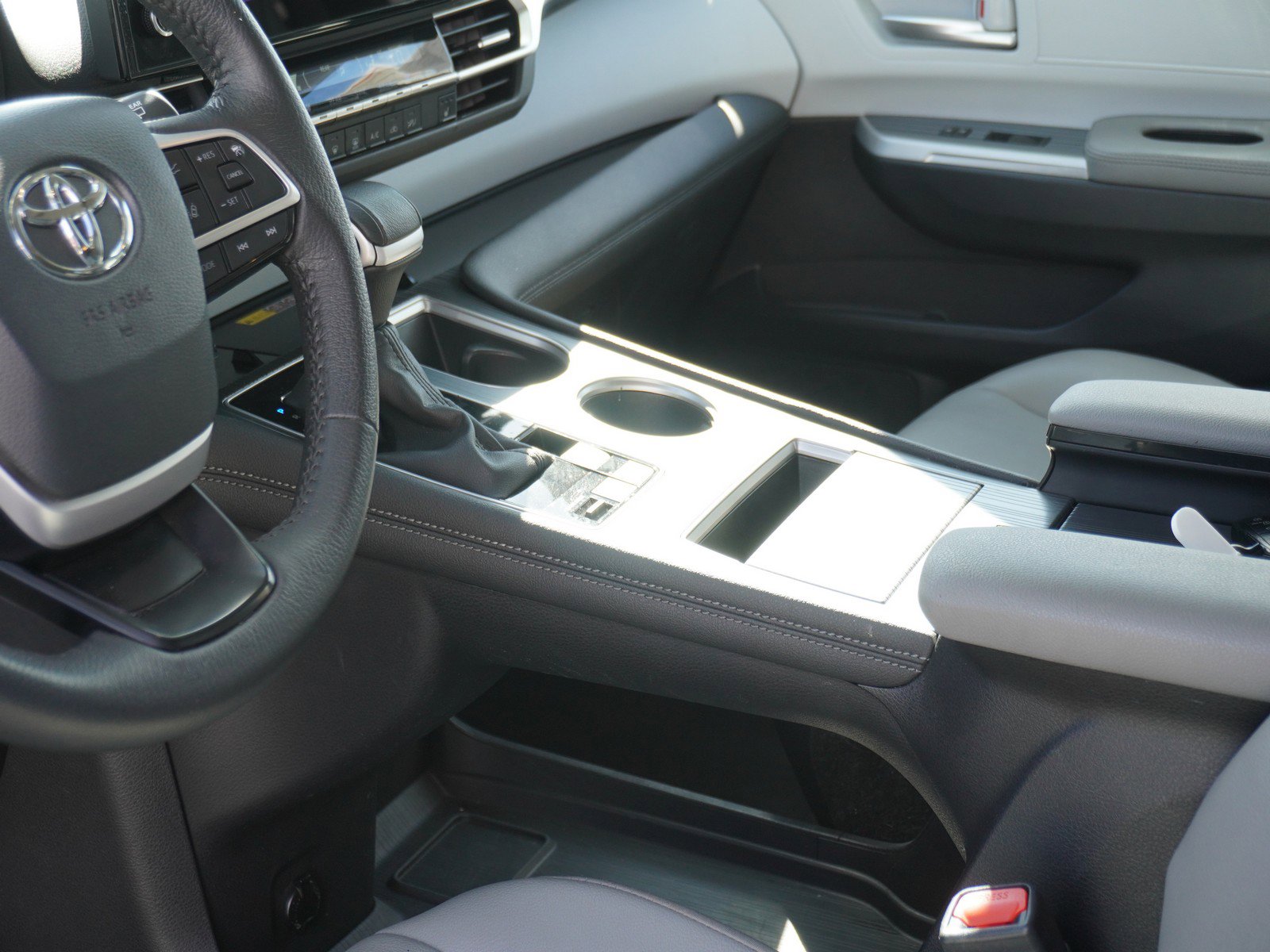 Used 2025 Toyota Sienna XLE image 22