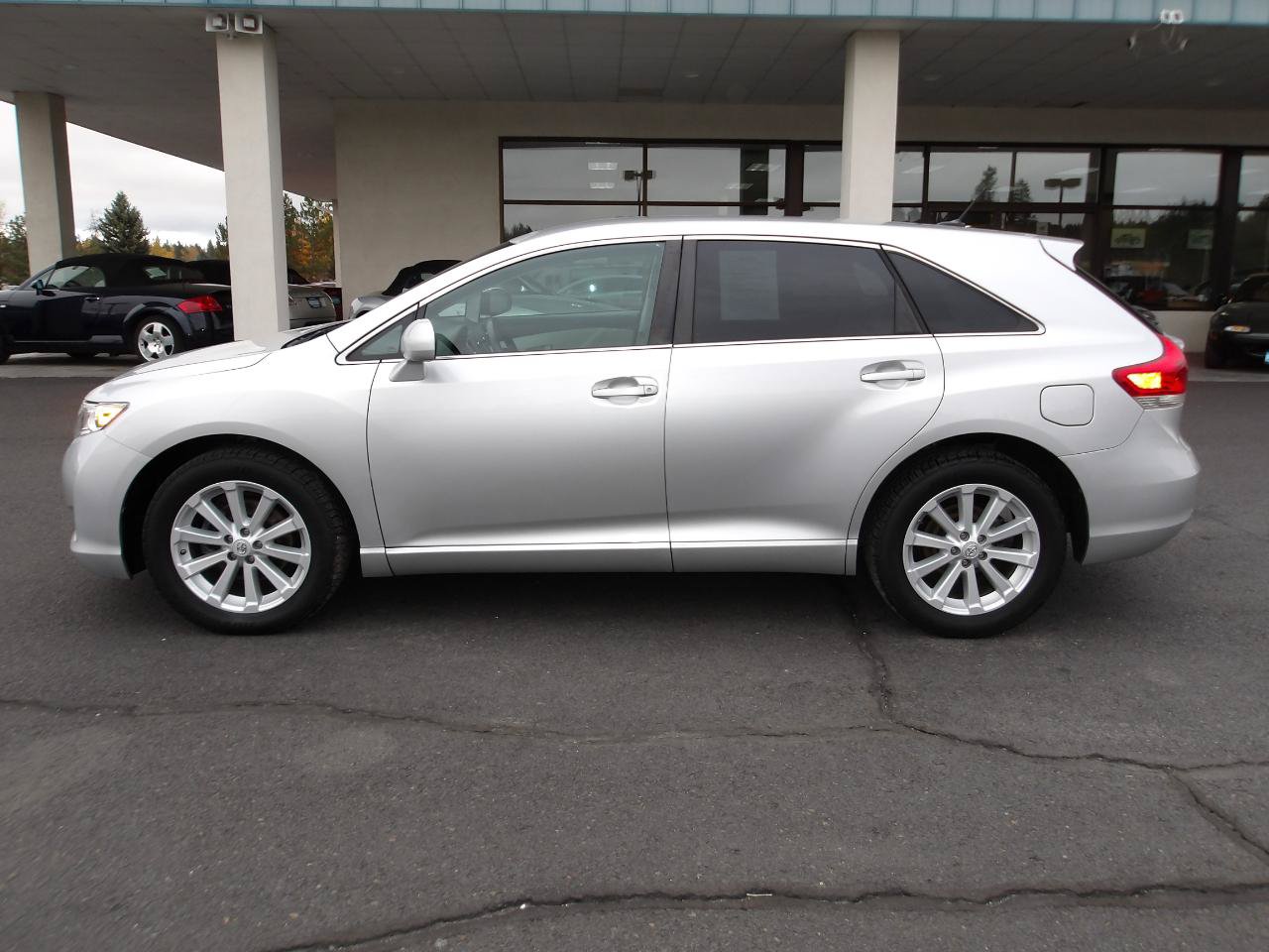 Used 2011 Toyota Venza FWD image 2