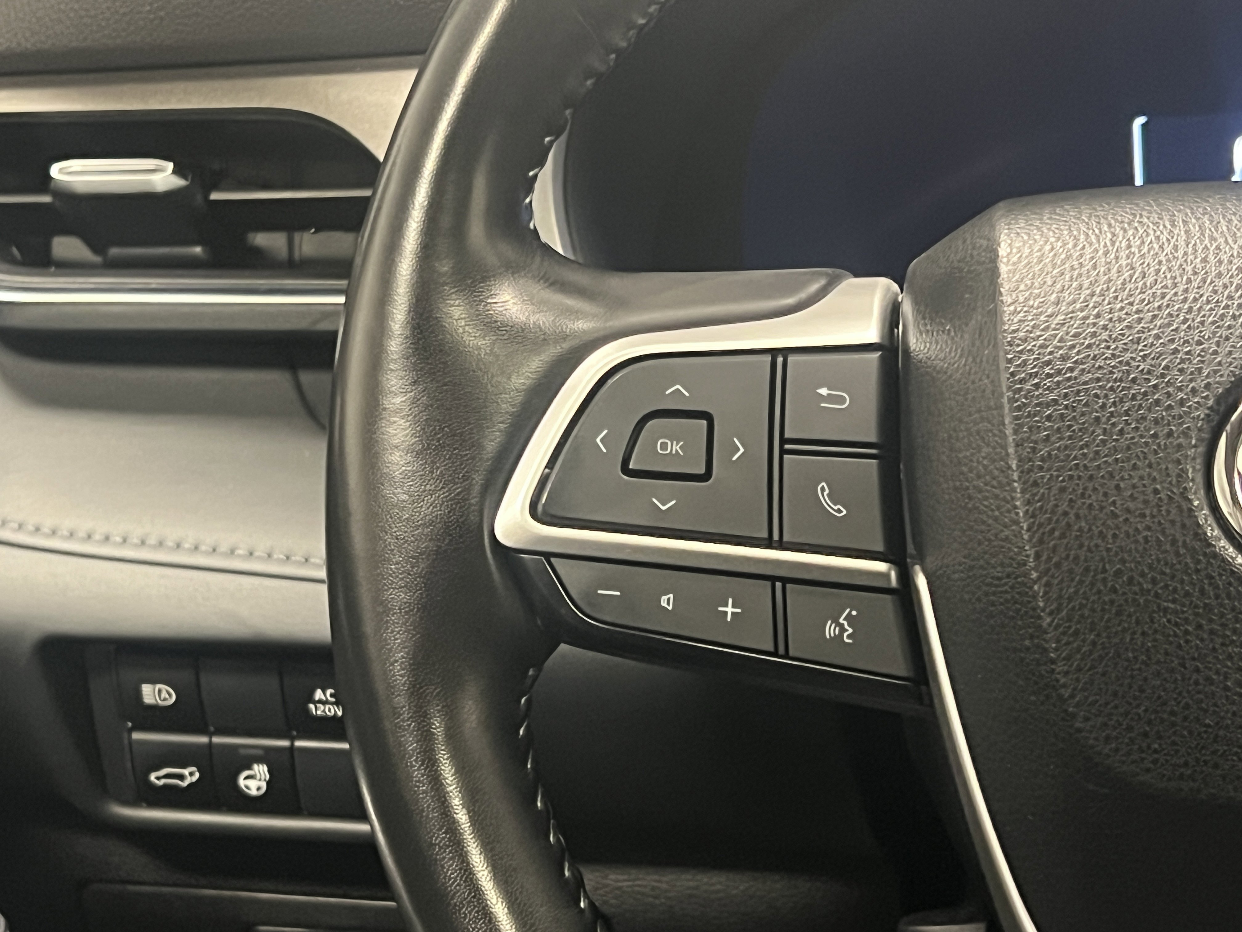 Used 2023 Toyota Highlander Limited image 21