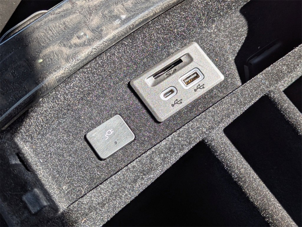 Used 2022 Cadillac Escalade Premium Luxury image 24