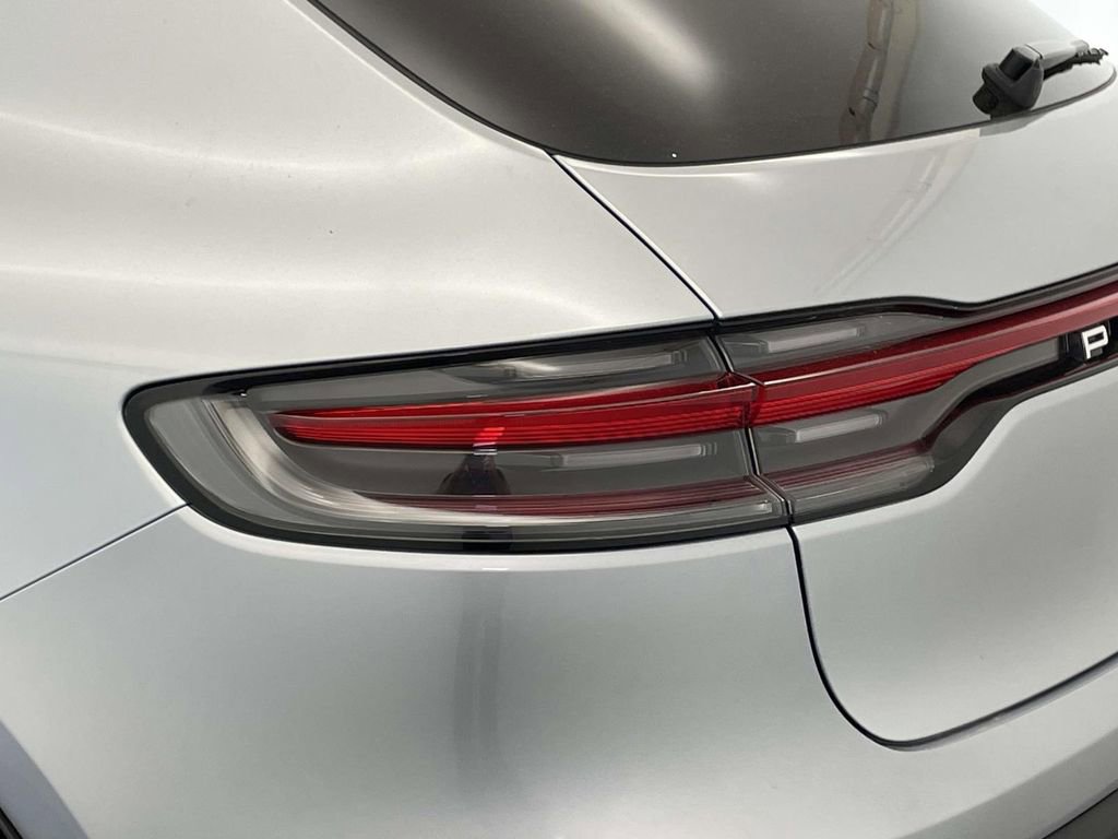 Certified 2025 Porsche Macan AWD/4WD image 16