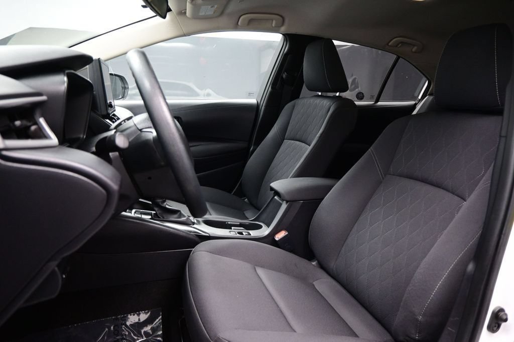 Used 2025 Toyota Corolla LE FWD image 9