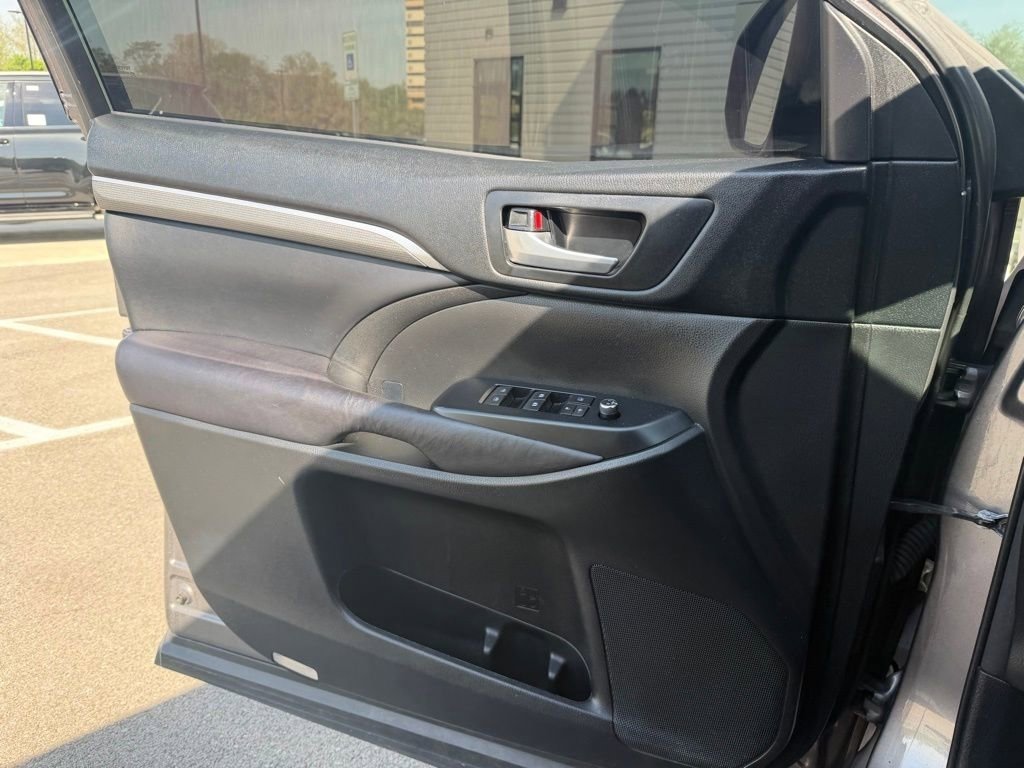 Used 2017 Toyota Highlander SE image 35