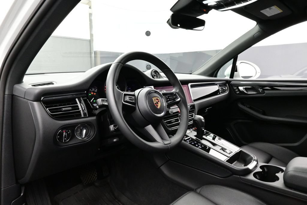 Certified 2025 Porsche Macan AWD/4WD image 4