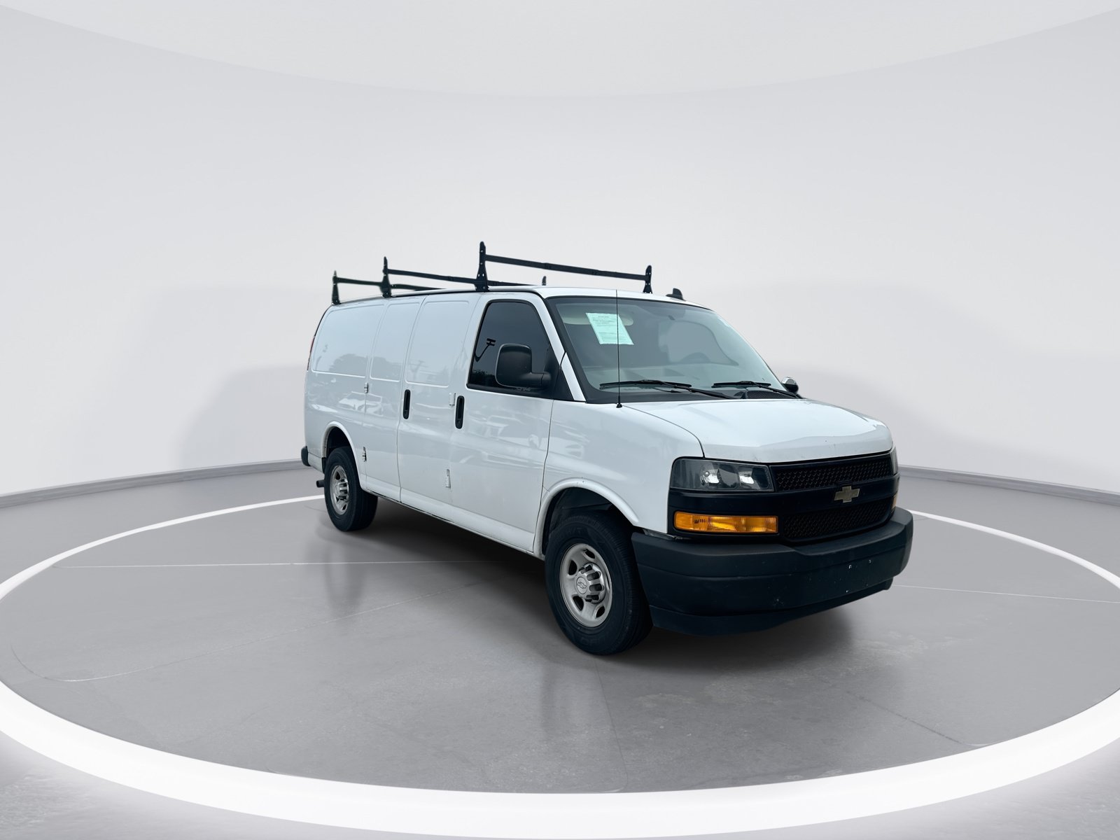 Used 2018 Chevrolet Express 2500 RWD image 2