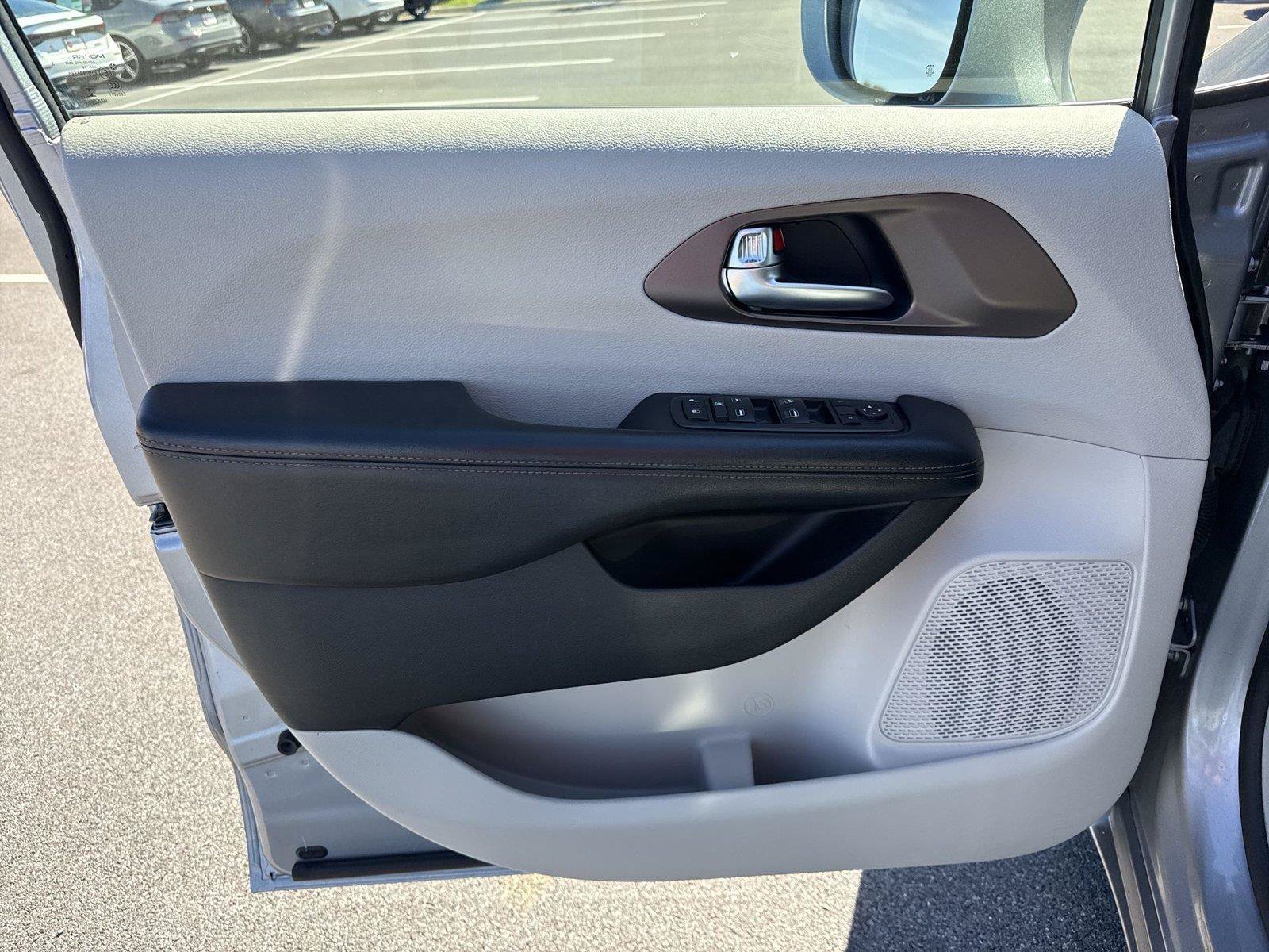 Used 2019 Chrysler Pacifica Touring Plus w/ Advanced Safetytec Group FWD image 12