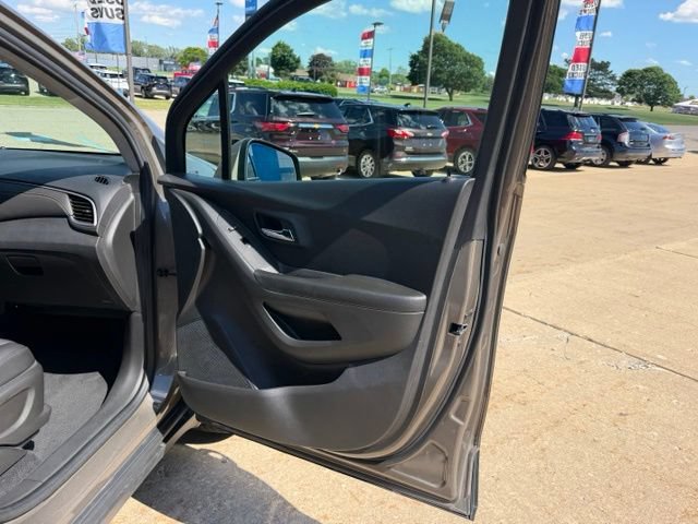 Used 2022 Chevrolet Trax LT w/ LT Convenience Package AWD/4WD image 31