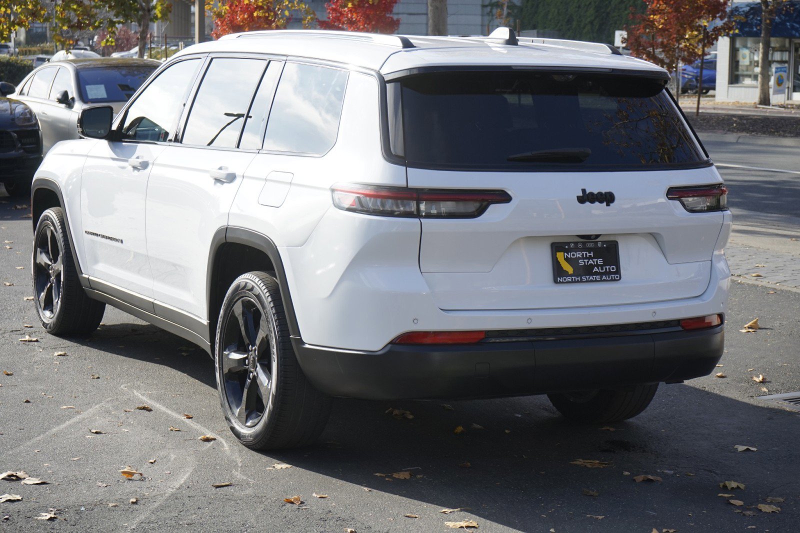 Used 2023 Jeep Grand Cherokee L Limited w/ Luxury Tech Group II image 10
