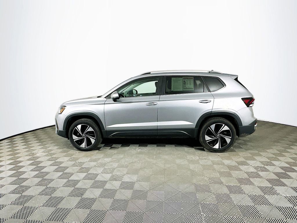 Used 2025 Volkswagen Taos SE image 6