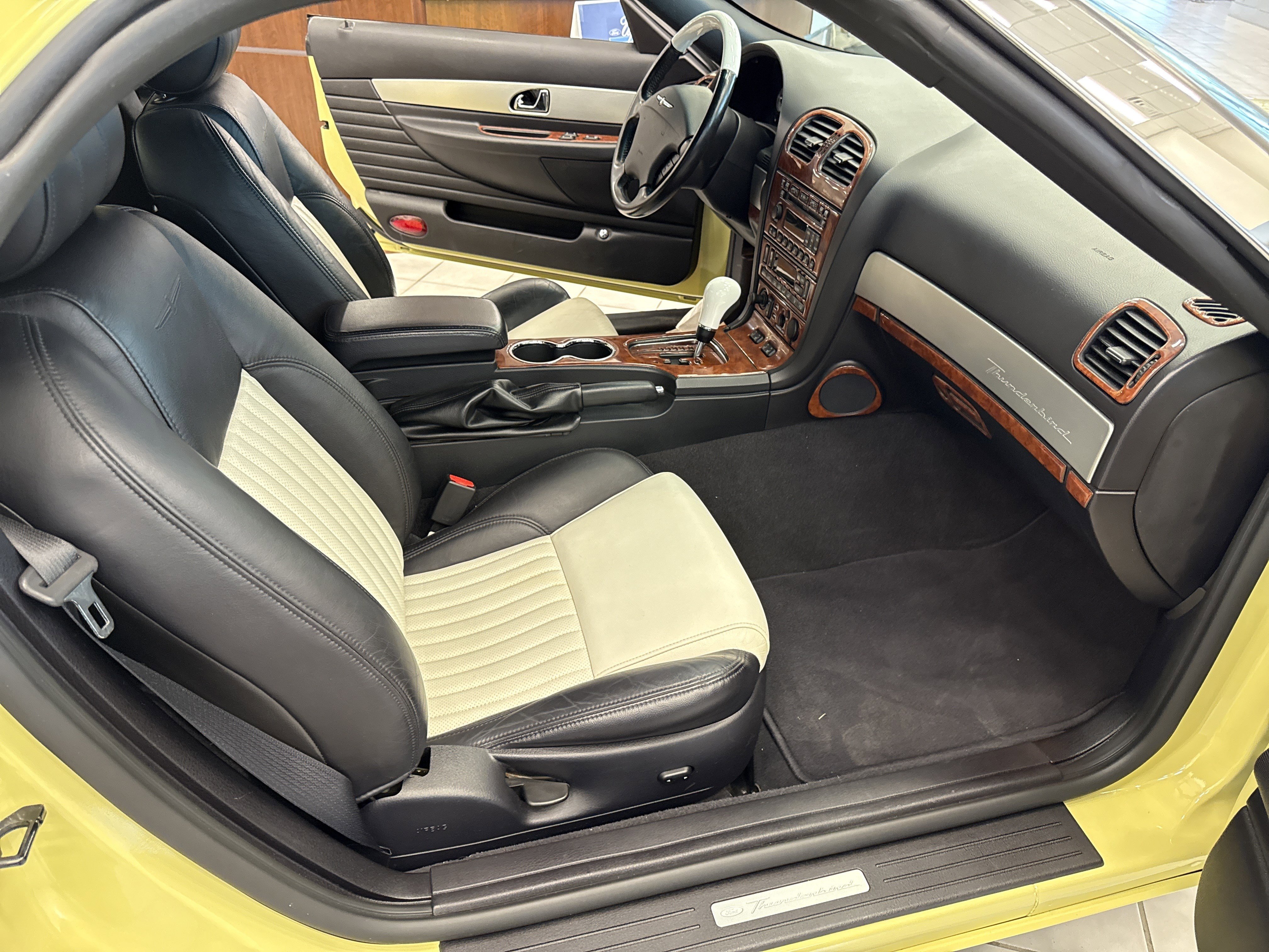 Used 2005 Ford Thunderbird image 22