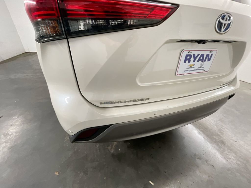 Used 2020 Toyota Highlander Platinum image 32