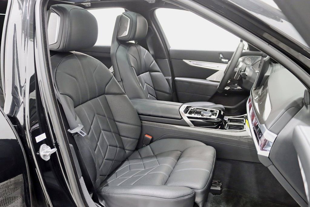 Used 2023 BMW 760i xDrive image 30