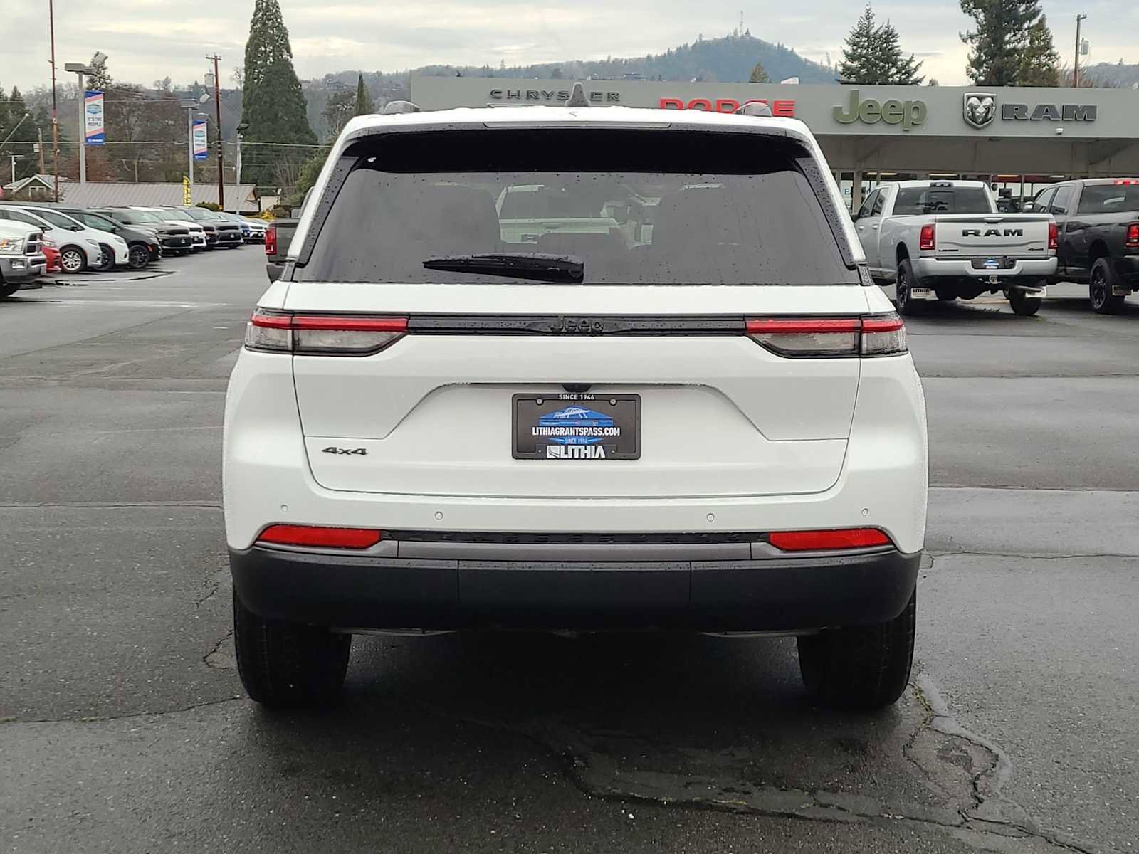 New 2026 Jeep Grand Cherokee Altitude image 13