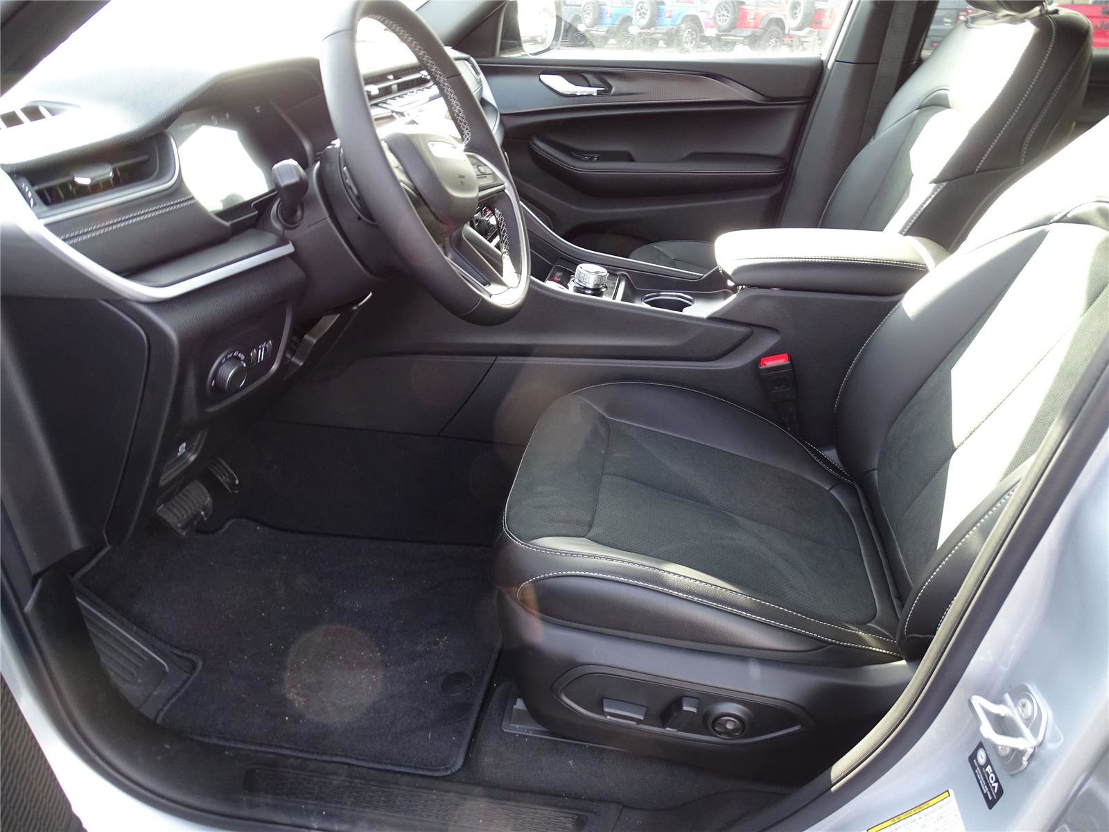 Used 2025 Jeep Grand Cherokee L Altitude image 27