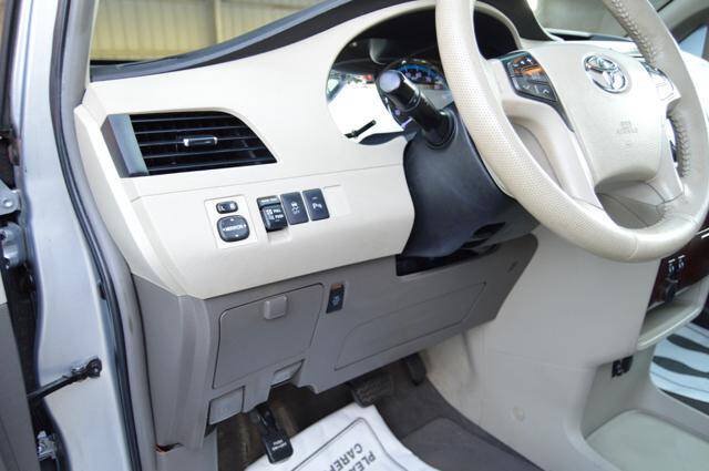 Used 2011 Toyota Sienna XLE w/ XLE Navigation Pkg FWD image 30