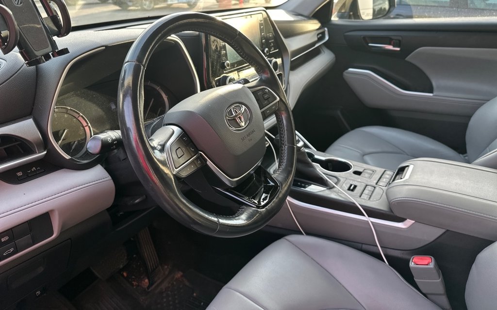 Used 2020 Toyota Highlander XLE AWD/4WD image 8