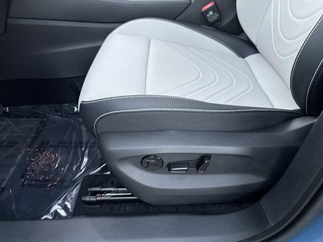 Used 2025 Volkswagen Tiguan SE w/ Panoramic Sunroof Package image 14