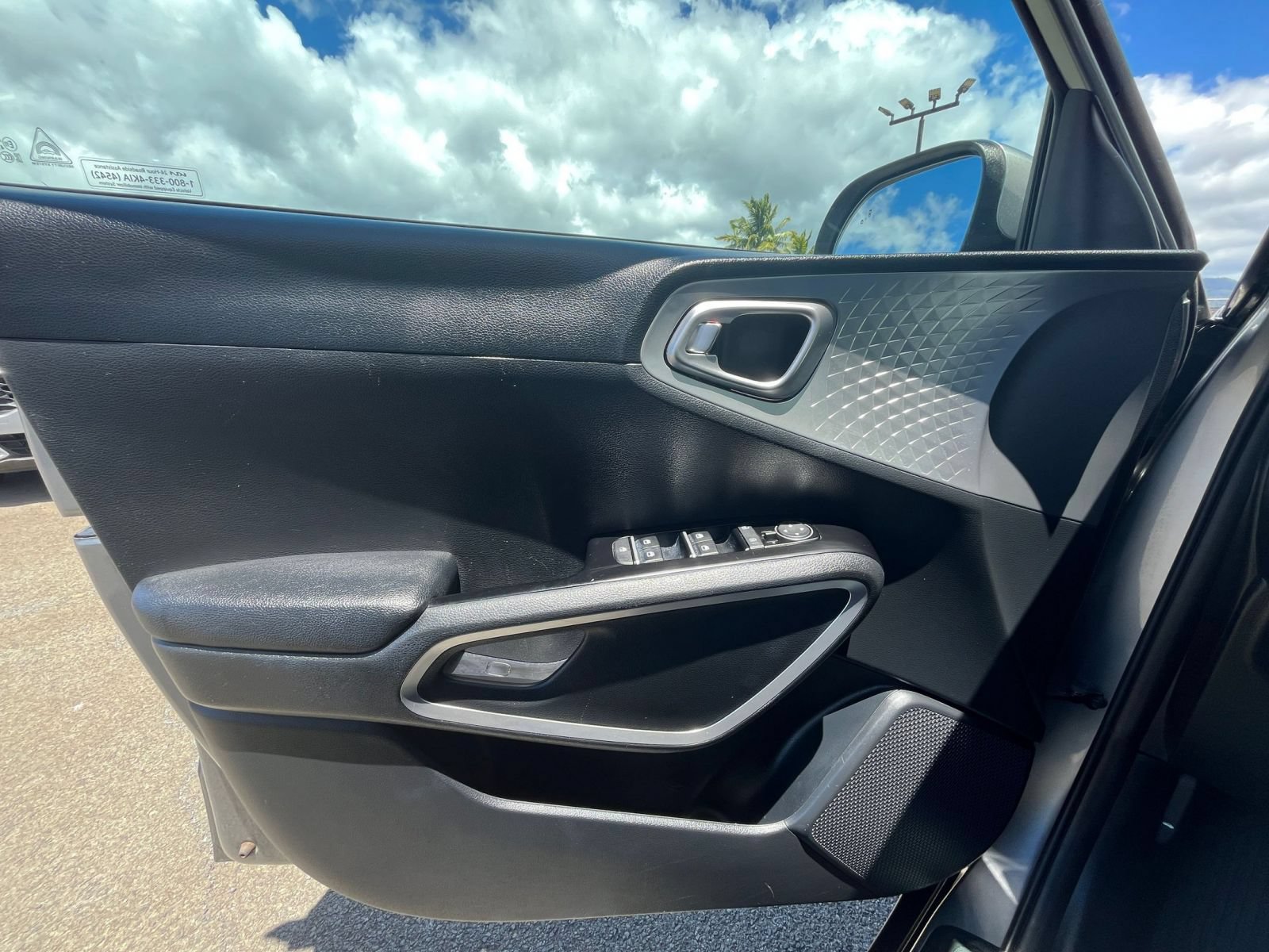 Used 2025 Kia Soul LX w/ LX Technology Package FWD image 18