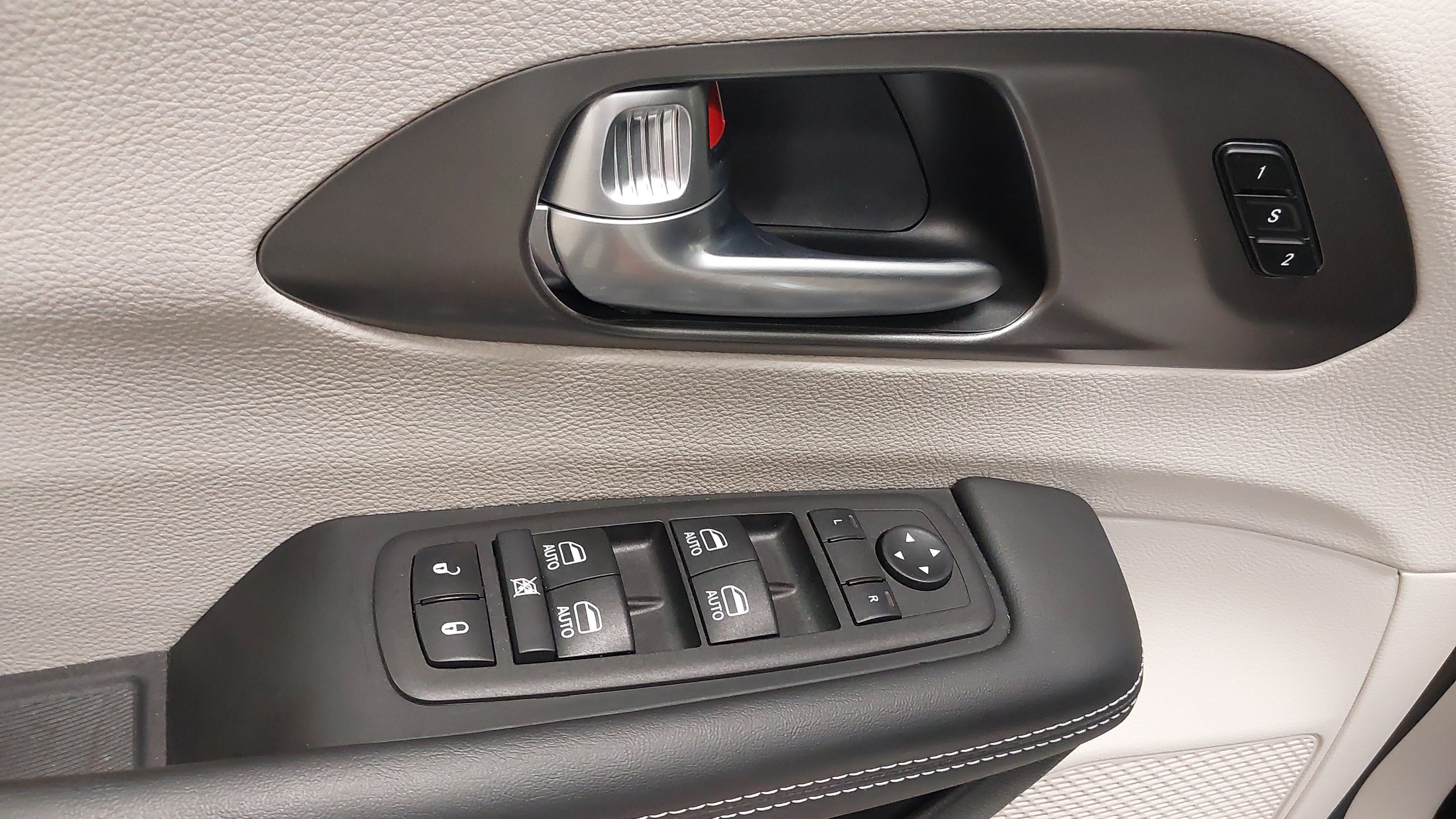 Used 2024 Chrysler Pacifica Touring-L w/ Uconnect Theater Family Group FWD image 25