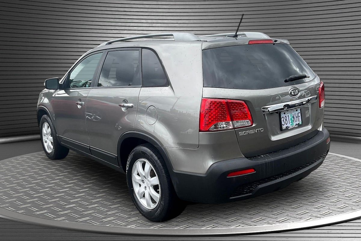 Used 2011 Kia Sorento 2WD w/ Convenience Pkg image 4