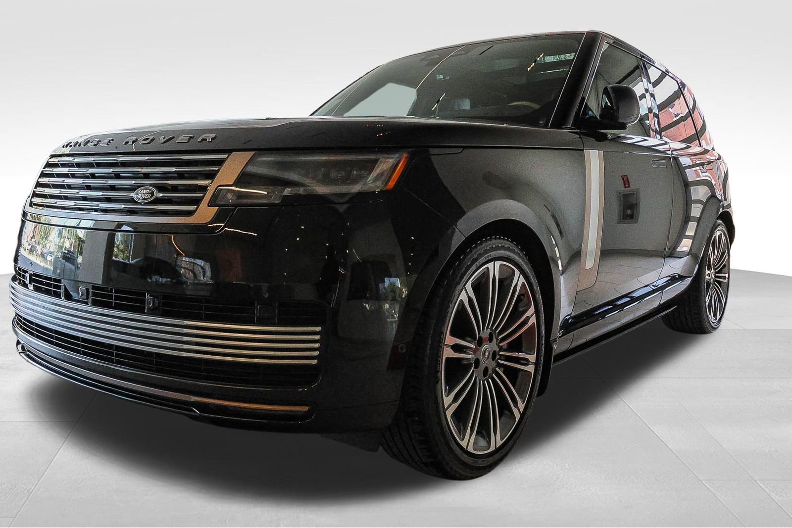 Used 2024 Land Rover Range Rover SV image 3