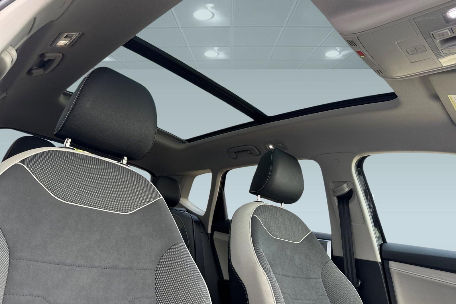 Used 2025 Volkswagen Taos SE w/ Panoramic Sunroof Package image 15