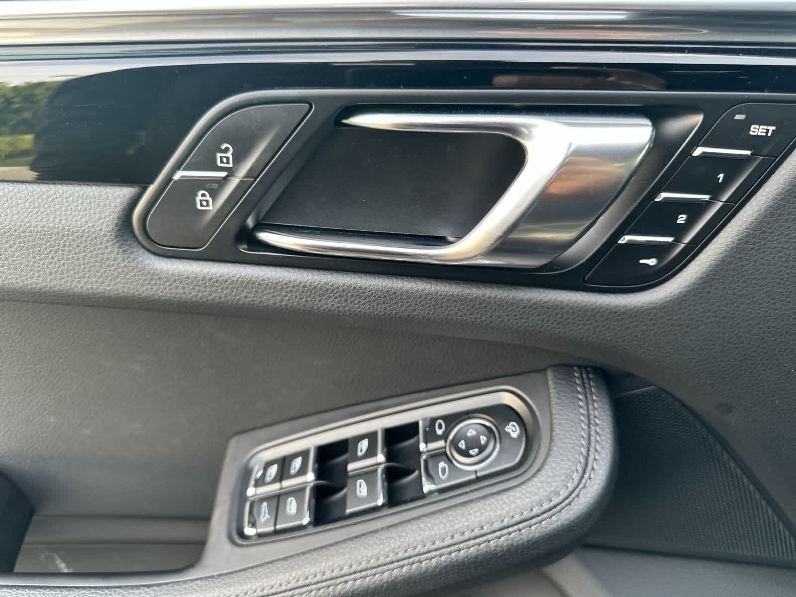Certified 2025 Porsche Macan AWD/4WD image 12