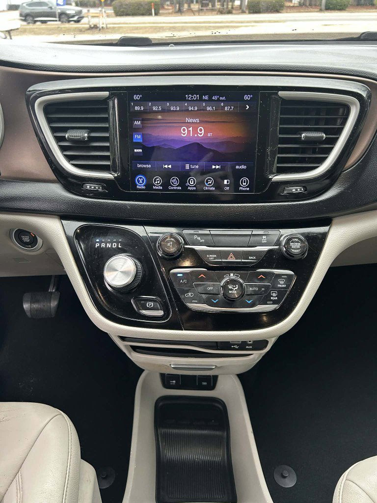 Used 2017 Chrysler Pacifica Touring-L w/ Tire & Wheel Group image 7