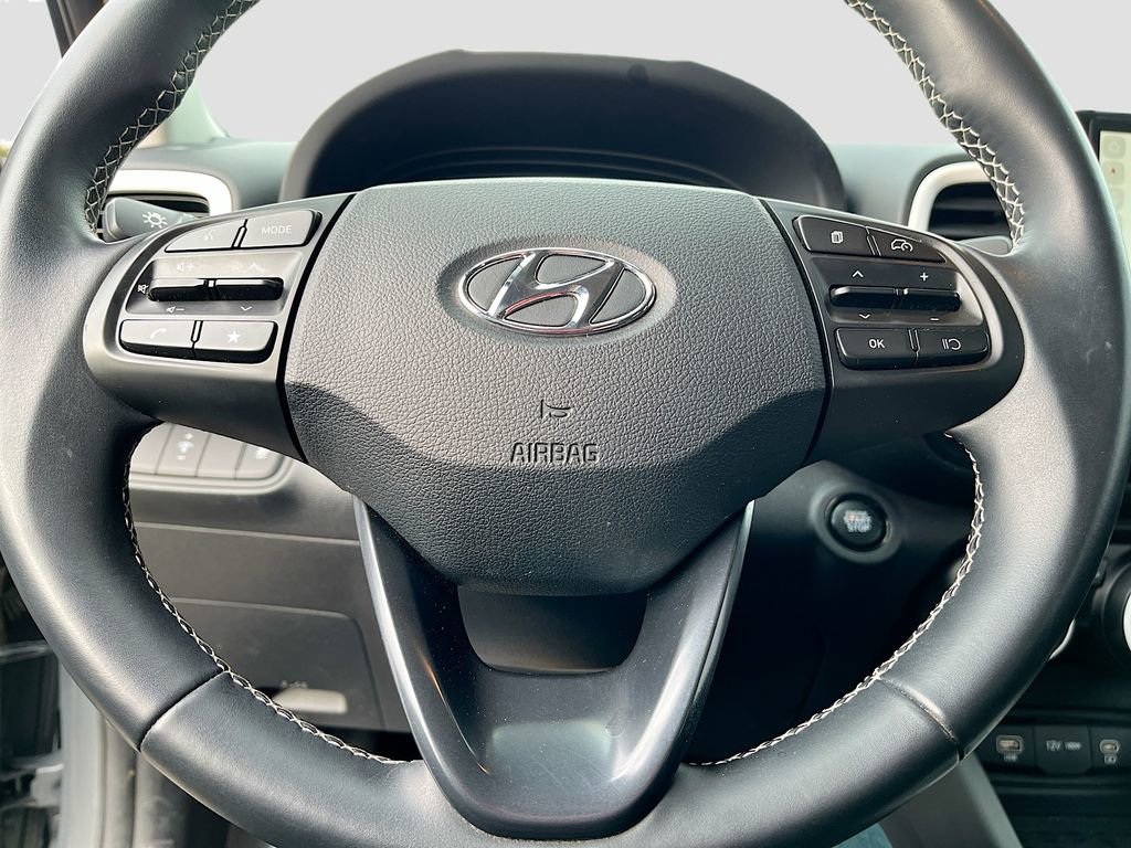 Used 2023 Hyundai Venue Limited image 11