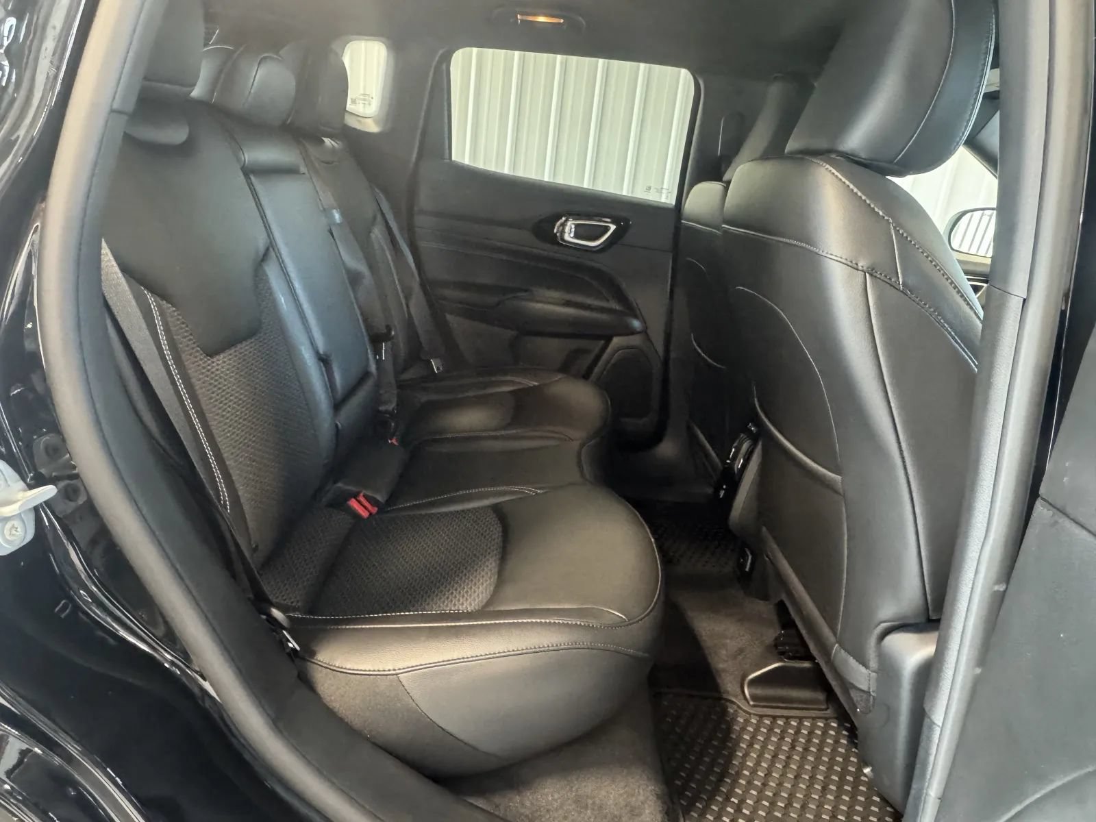 Used 2023 Jeep Compass Latitude w/ Convenience Group AWD/4WD image 17