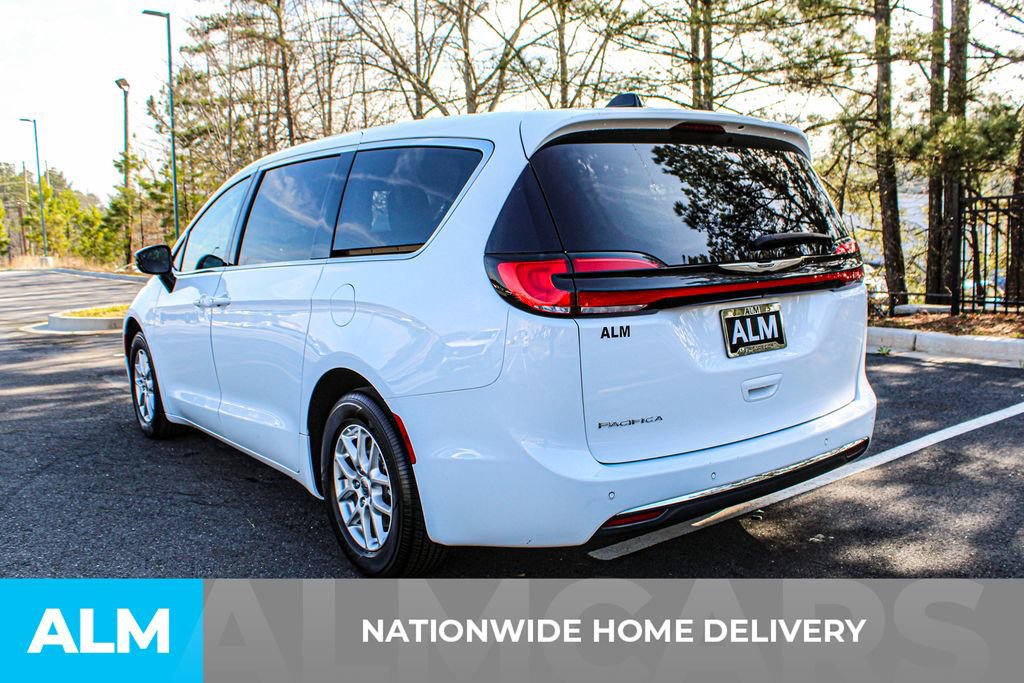 Used 2024 Chrysler Pacifica Touring-L image 5