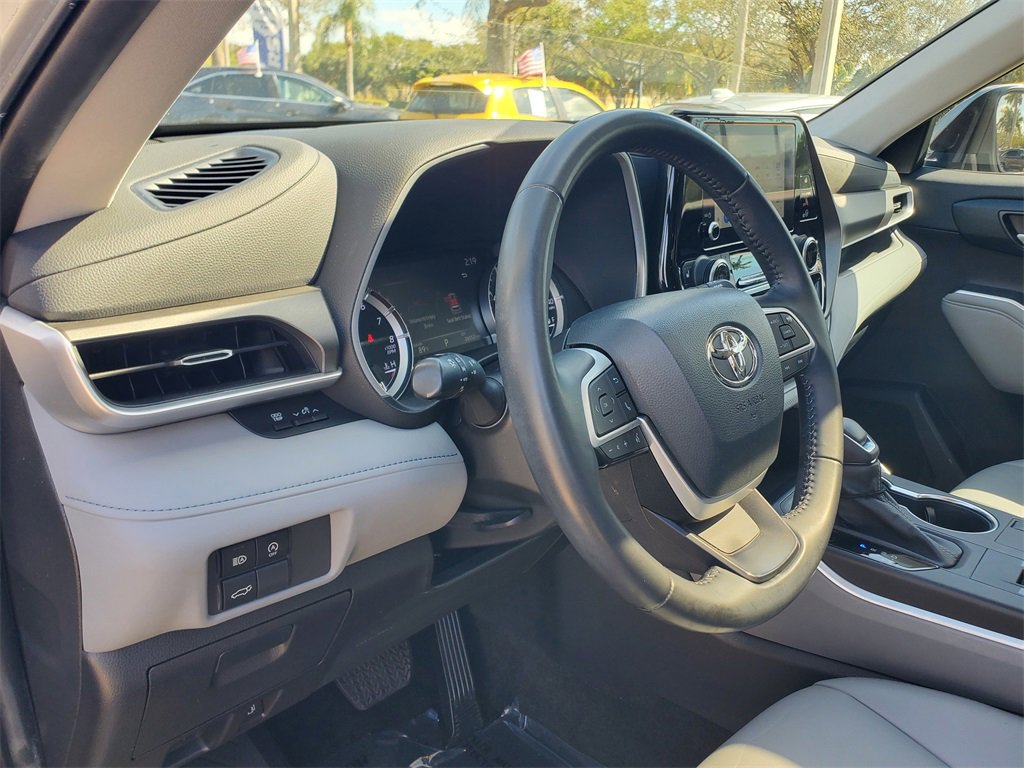 Used 2023 Toyota Highlander XLE image 16