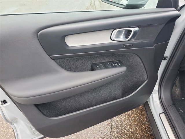 Used 2025 Volvo XC40 B5 Core image 10