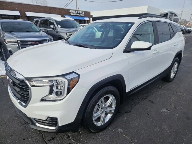 Used 2022 GMC Terrain SLE w/ Driver Convenience Package image 3