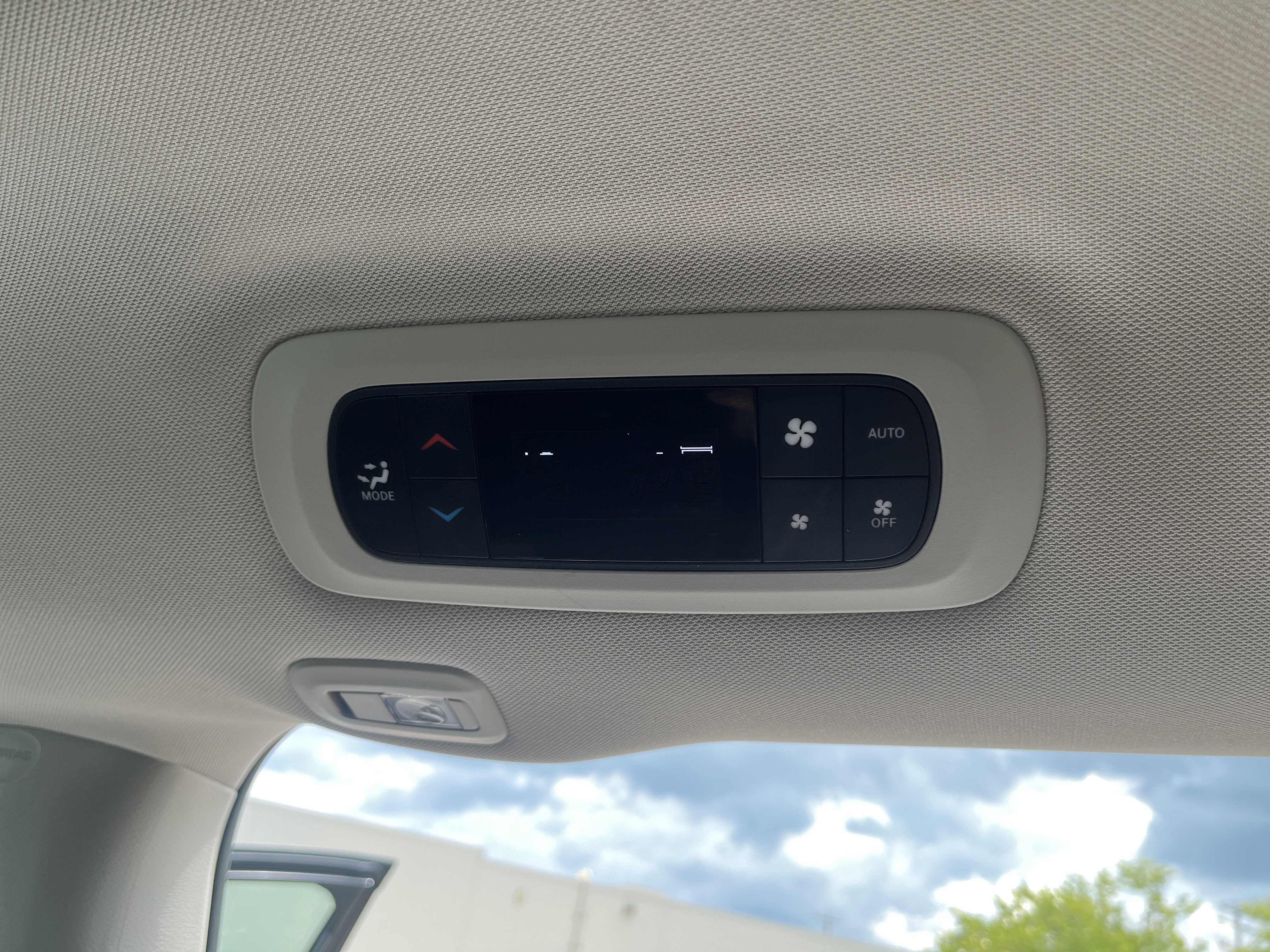 Used 2019 Chrysler Pacifica Limited w/ Tire & Wheel Group FWD image 18
