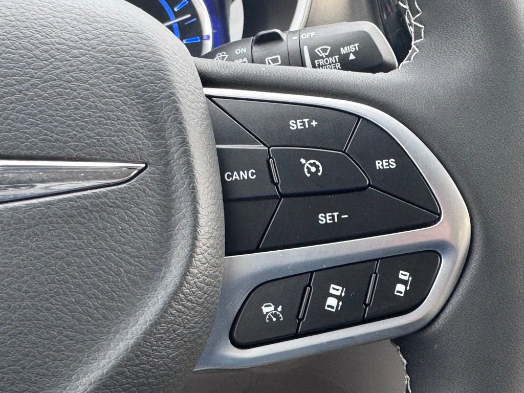 Used 2024 Chrysler Pacifica Select FWD image 9