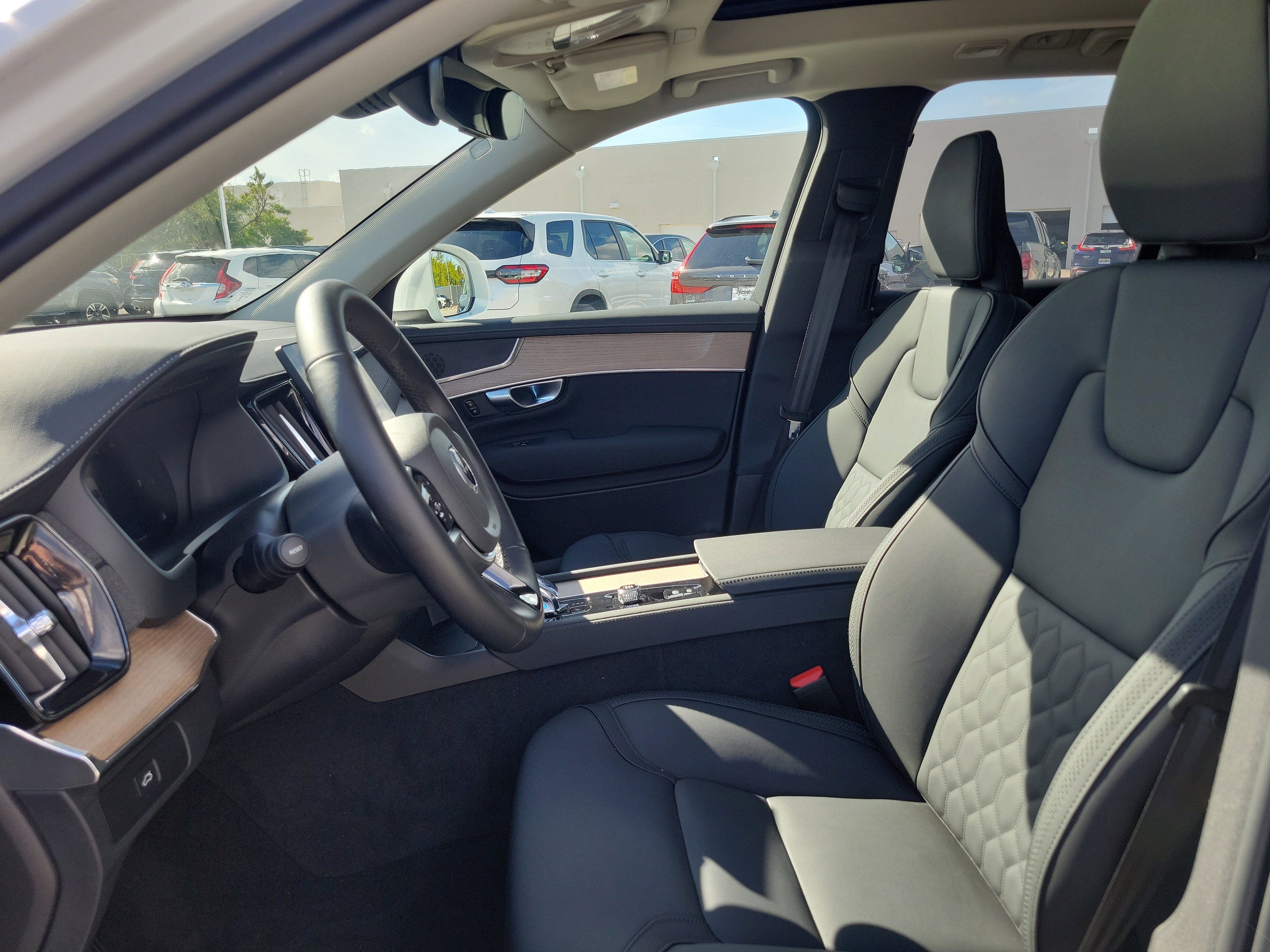 Used 2025 Volvo XC90 B6 Plus image 16